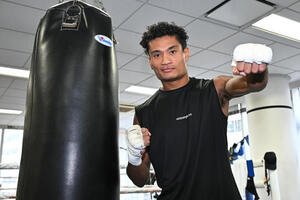 公開練習でポーズを決める平岡(撮影･滝沢徹郎)