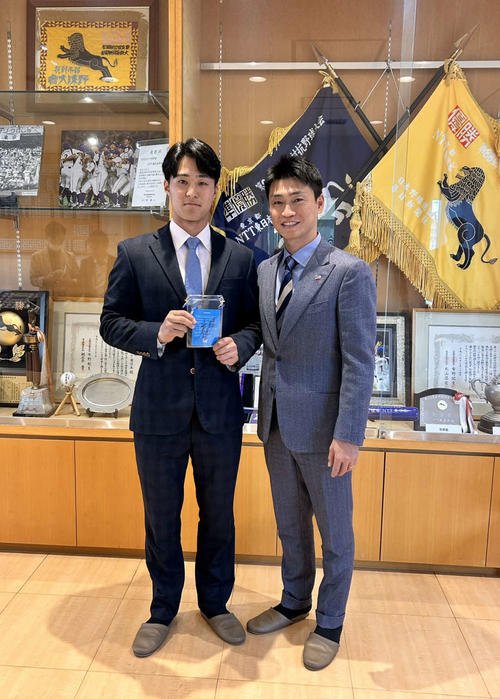 ヤクルトからドラフト6位指名を受けたNTT東日本･石井(左)とヤクルト青木GM特別補佐(撮影･上田悠太)
