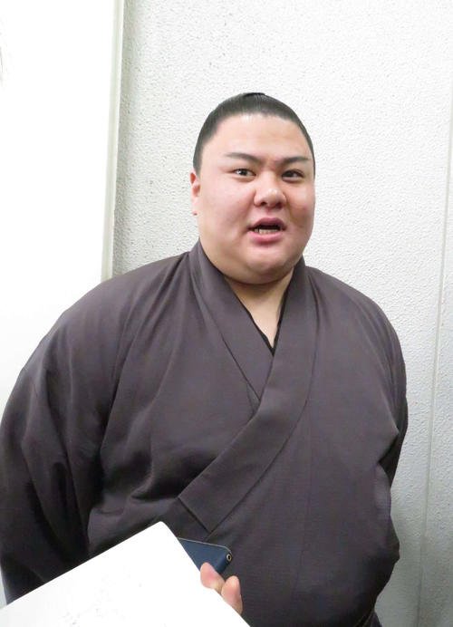力士会後、報道陣の取材に応じた草野改め義ノ富士