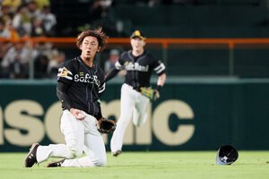 六回裏阪神2死一、二塁、坂本誠志郎の飛球を好捕した遊撃手今宮健太=米田怜央撮影