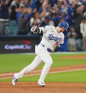 ドジャース対ブルージェイズ　7回裏ドジャース1死、同点のソロ本塁打を放ち、雄たけびを上げる大谷(撮影･菅敏)