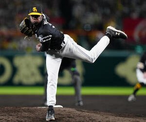 阪神対ソフトバンク　先発し力投するソフトバンクのモイネロ(撮影･鈴木みどり)