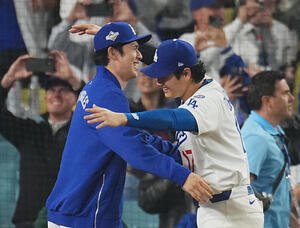 ドジャース対ブルージェイズ　18回裏ドジャース無死、フリーマンのサヨナラの本塁打で勝利し、佐々木(左)と抱き合う大谷(撮影･菅敏)