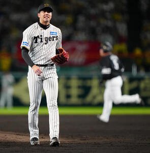 阪神対ソフトバンク　4回表ソフトバンク1死、山川に中越えソロ本塁打を浴び、浮かない表情の才木(撮影･鈴木みどり)