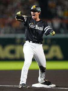 阪神対ソフトバンク　6回表ソフトバンク1死二塁、適時三塁打を放ち、ガッツポーズする柳町(撮影･鈴木みどり)