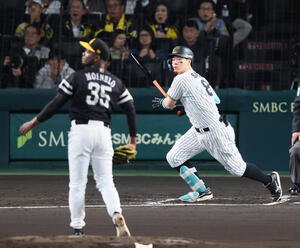 阪神対ソフトバンク　1回裏阪神2死一塁、佐藤輝は右越え適時二塁打を放つ。投手モイネロ(撮影･加藤哉)