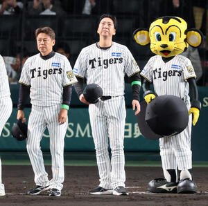 阪神対ソフトバンク　ソフトバンクに敗れスタンドへあいさつする藤川監督(撮影･加藤哉)