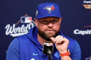 ワールドシリーズ第4戦の前に会見に応じるブルージュエイズのシュナイダー監督(AP)