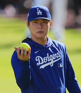ワールドシリーズ第4戦、ドジャース対ブルージェイズ　試合前、調整する山本(撮影･菅敏)