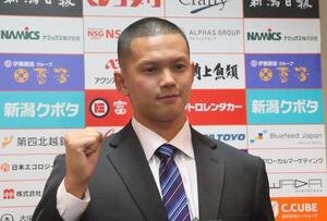 ガッツポーズをする阪神ドラフト5位のオイシックス能登(撮影･塚本光)