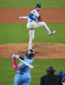 ドジャース対ブルージェイズ　5回、力投するドジャース大谷。打者ゲレロ(撮影･菅敏)