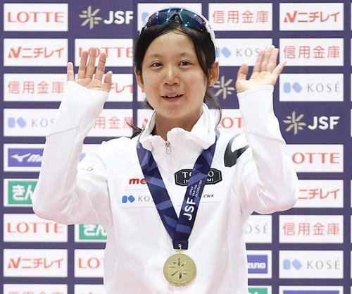 26日、全日本スピードスケート距離別選手権の女子1500メートルで優勝し、笑顔で手を振る高木美帆(撮影･前田充)