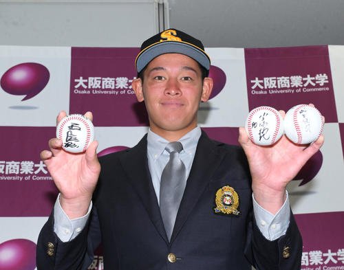 ソフトバンクから3位指名を受け、左から王球団会長、小久保監督、城島CBOのサインボールを手にする大商大･鈴木(撮影･和賀正仁)