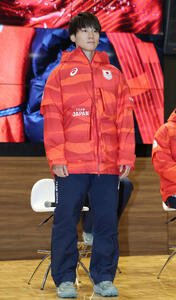 ｢ミラノ･コルティナ2026五輪･パラリンピック冬季競技大会TEAM JAPANオフィシャルスポーツウエア発表記者会見｣でウエアを披露する森重(撮影･宮地輝)