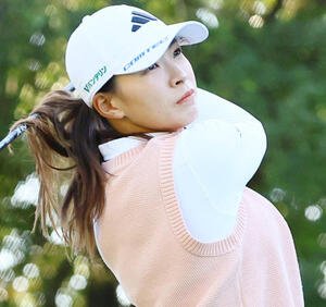 10番、ティーショットを放つ渋野(2025年10月23日)