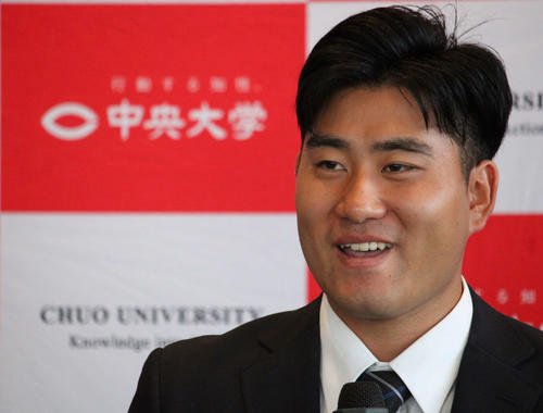 西武から指名あいさつを受けるドラフト2位の中大･岩城(撮影･金子真仁)