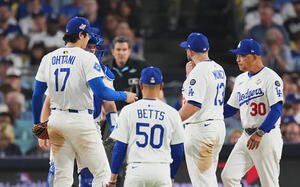 ドジャース対ブルージェイズ　7回表ブルージェイズ無死二、三塁、ロバーツ監督(右)にボールを手渡し降板する大谷(撮影･菅敏)