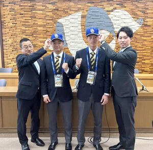 左から堀中スカウト部長、東北福祉大･桜井、新保、岡野担当スカウトが指名あいさつを終えた(撮影･木村有優)