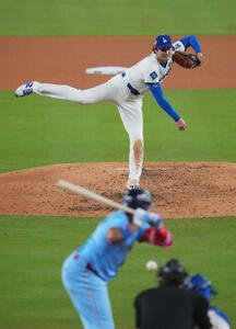 ドジャース対ブルージェイズ　5回、力投するドジャース大谷。打者ゲレロ(撮影･菅敏)