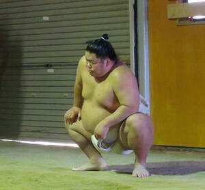 若い衆の稽古を見つめる大栄翔