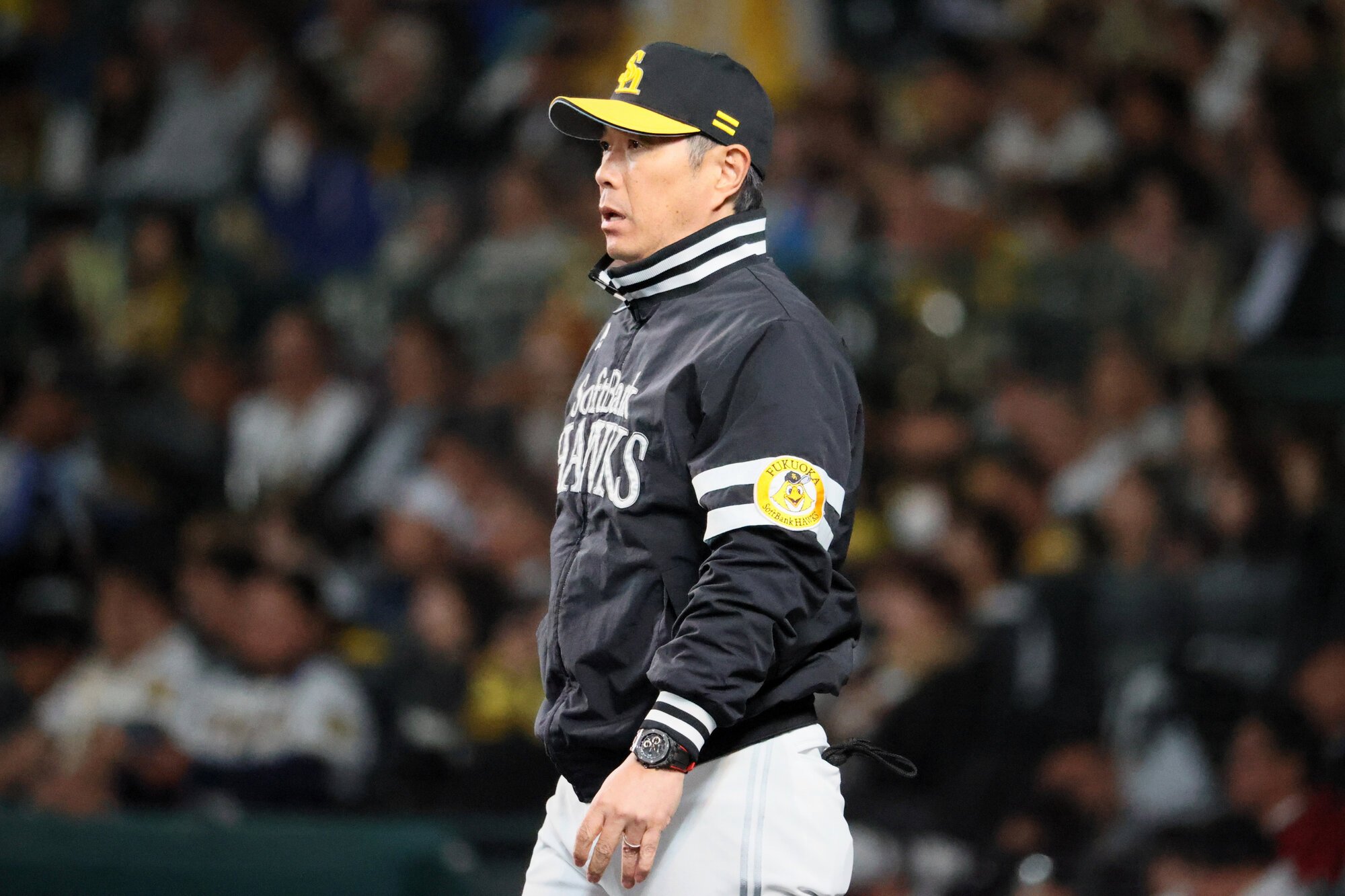 七回裏、投手交代を審判に告げるソフトバンクの小久保裕紀監督=米田怜央撮影