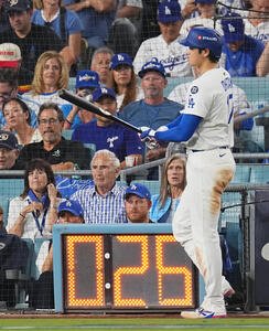 ドジャース対ブルージェイズ　スタンドで観戦するヘンリー王子(前列右)とメーガン妃(前列左)(撮影･菅敏)