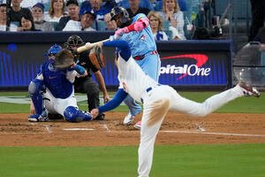 ワールドシリーズ第4戦　3回、大谷翔平から2ランを放つブルージェイズ･ゲレロ(AP)