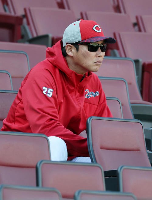 シート打撃に登板したカープドミニカアカデミー練習生のアリア投手の投球を観客席から見守る新井監督(撮影･加藤孝規)