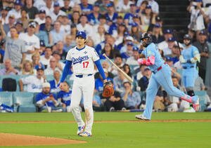 ドジャース対ブルージェイズ　3回表ブルージェイズ1死一塁、ゲレロ(後方)に2点本塁打を打たれる大谷(撮影･菅敏)