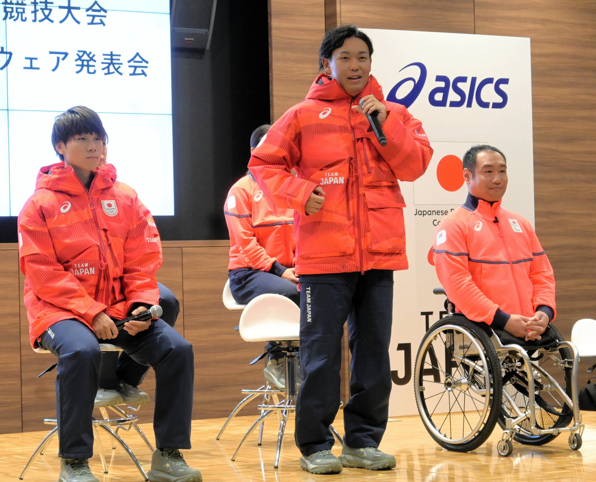 公式ウェアの特徴を説明するミラノ･コルティナ冬季パラリンピック代表、ノルディックスキーの森宏明(右から2人目)