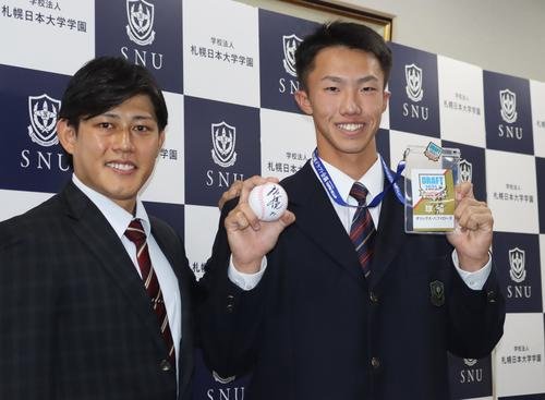 指名あいさつを受けたオリックス4位の札幌日大･窪田(右)と佐野スカウト(撮影･保坂果那)