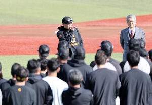 練習前、選手たちに声をかける巨人阿部慎之助監督(撮影･鈴木正人)