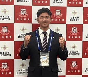 日本ハムの指名あいさつを受け、笑顔を見せる日大藤沢･半田