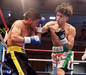 3回、ディアス(左)にパンチを見舞う大湾(撮影･野上伸悟)