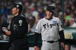 阪神対ソフトバンク　5回表、先発高橋の降板を告げベンチへ戻る阪神藤川監督(撮影･鈴木みどり)