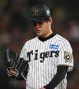 阪神対ソフトバンク　5回表ソフトバンク1死一、二塁、高橋は周東の投手強襲安打で手当を受けにベンチに引き揚げる(撮影･上山淳一)