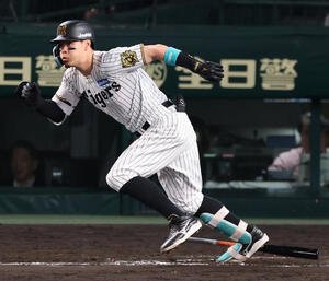 阪神対ソフトバンク　8回裏阪神1死一、二塁、佐藤輝は中前適時打打を放つ(撮影･上田博志)
