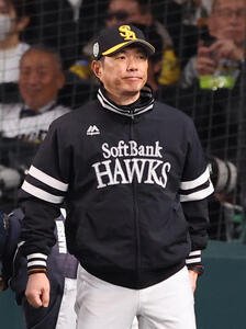 阪神対ソフトバンク　選手交代を告げる小久保監督(撮影･上田博志)
