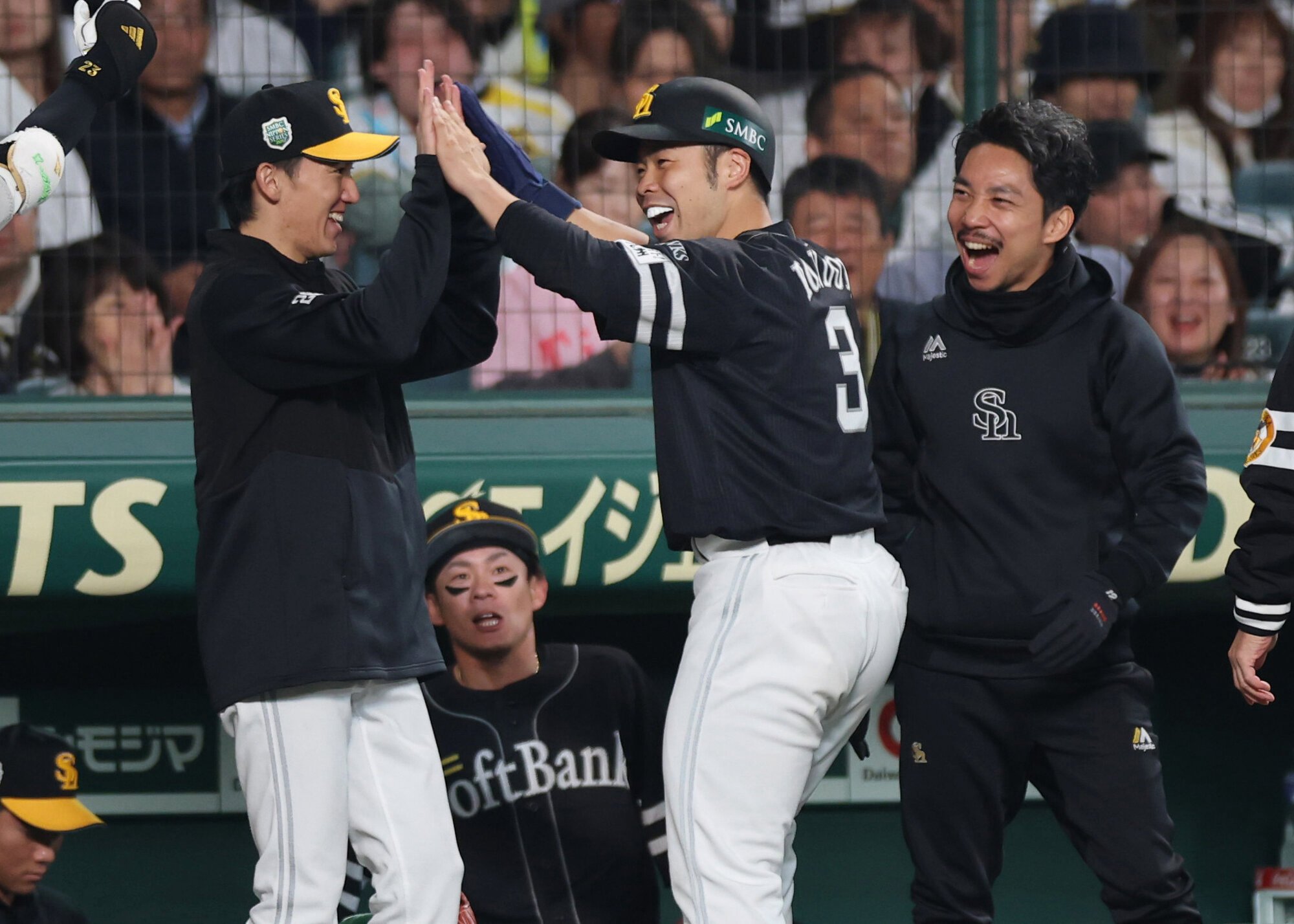 六回表の攻撃を終えて、適時打を放った近藤健介(中央)はベンチ前で祝福される=内海日和撮影