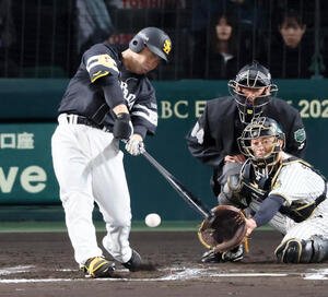 阪神対ソフトバンク　6回表ソフトバンク2死二塁、代打近藤は右前適時打を放つ(撮影･加藤哉)