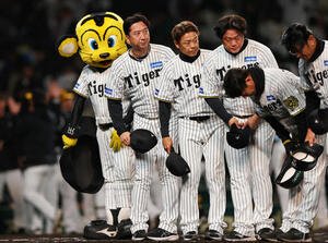 阪神対ソフトバンク　ソフトバンクに破れた藤川監督(左)はグラウンドに整列しファンにあいさつする(撮影･上山淳一)