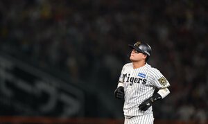 六回裏阪神2死二塁、前川は左飛に倒れる