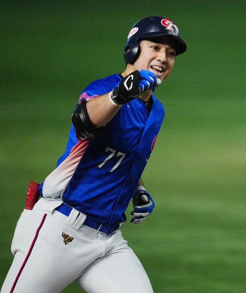 24年11月、日本戦で本塁打を放ちガッツポーズする台湾代表の林