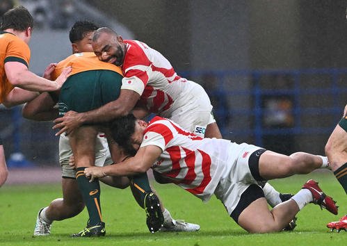 25日、日本対オーストラリア　後半、タックルするリーチ･マイケル(上)(撮影･滝沢徹郎)