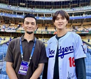 今季までオリックスに在籍していた佐野皓大氏(右)と元オリックス投手で現在フジテレビのリポーターを務める鈴木優氏(左)