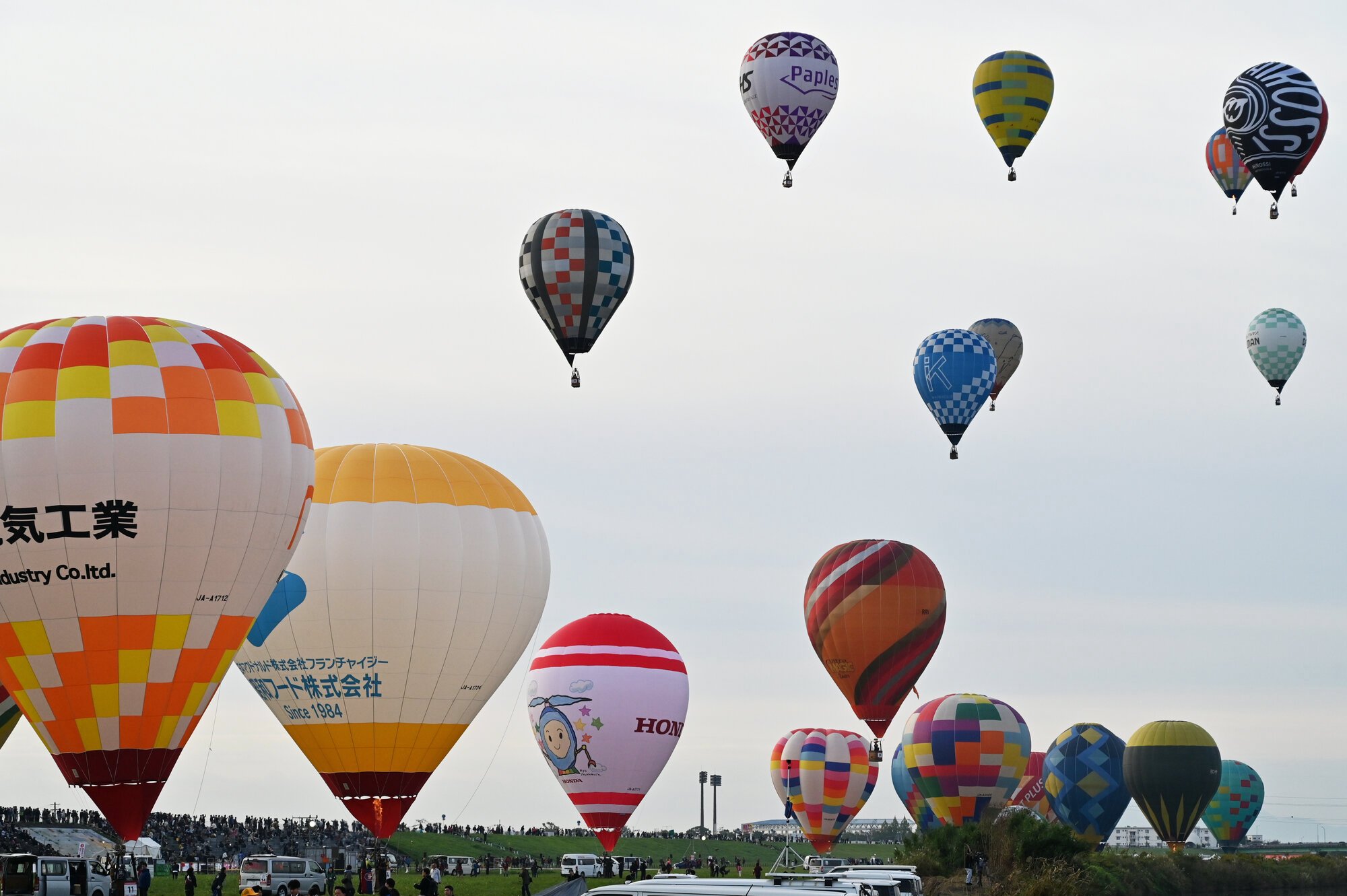 嘉瀬川河川敷から次々と空に舞い上がるバルーン=2025年10月30日午前7時21分、佐賀市、日吉健吾撮影