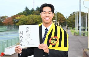 指名あいさつを受けた阪神ドラフト3位の筑波大･岡城は色紙に｢盗塁王｣と書き込む(撮影･滝沢徹郎)