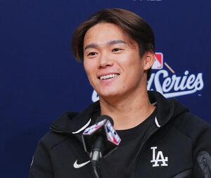ドジャース対ブルージェイズ　第6戦に先発予定のドジャース山本は、会見で抱負を話す(撮影･菅敏)