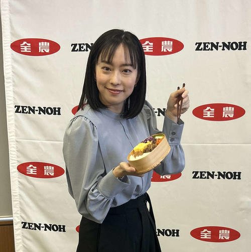 自身のお弁当を持って一食入魂ポーズを取る石川佳純さん