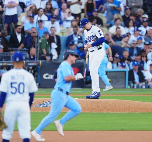 ドジャース対ブルージェイズ　1回表ブルージェイズ無死、シュナイダー(手前)に先頭打者本塁打を打たれ、肩を落とすスネル(撮影･菅敏)